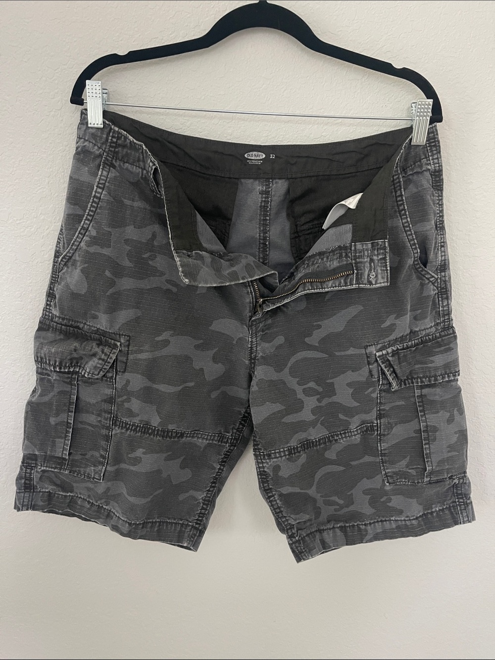 Old Navy Gray Camo Men's Cargo Shorts Multi-Pocket Size 32 - Picture 3 of 6